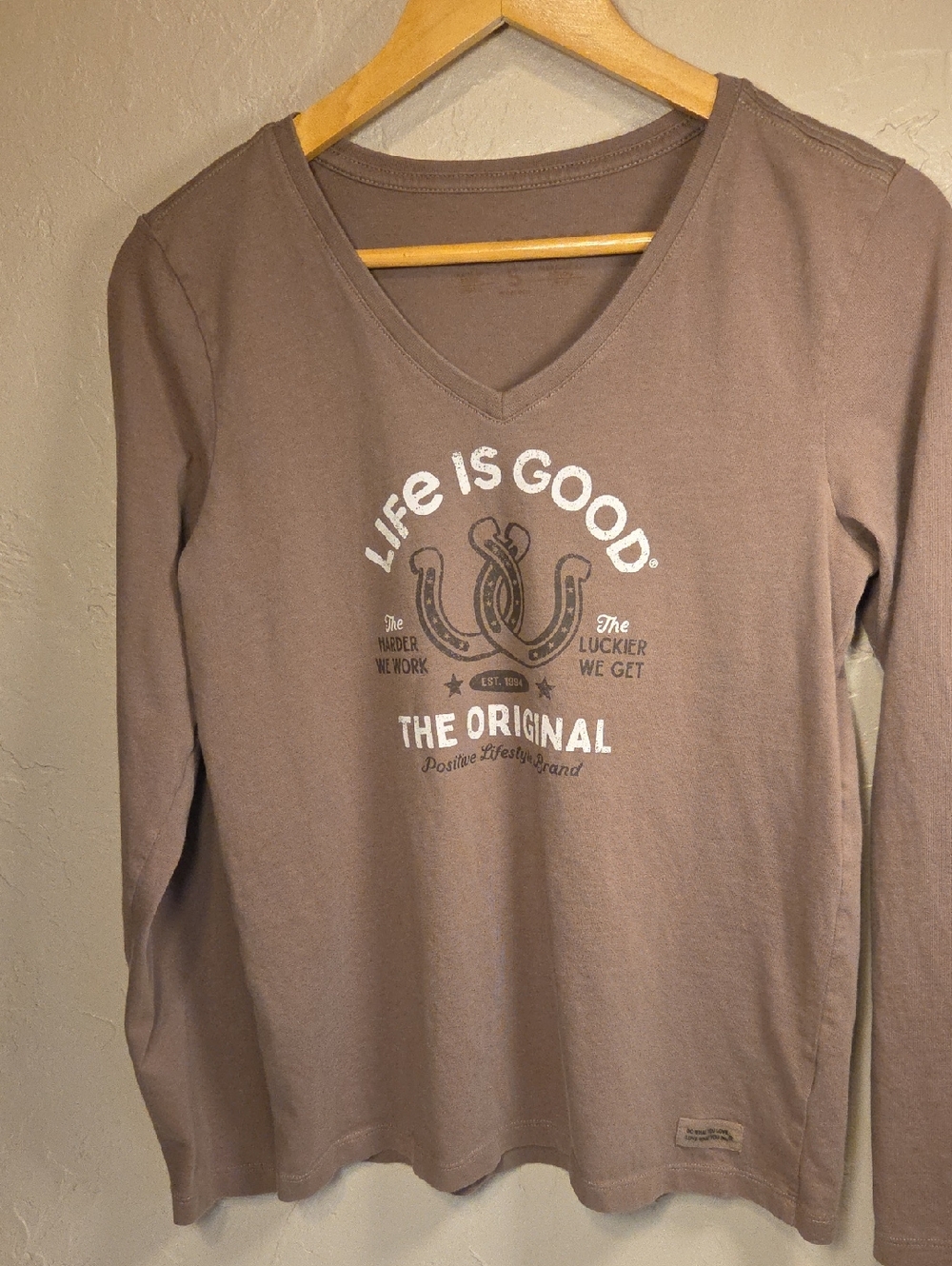 Life Is Good Taupe Long Sleeve V-Neck Graphic Tee Sz Small